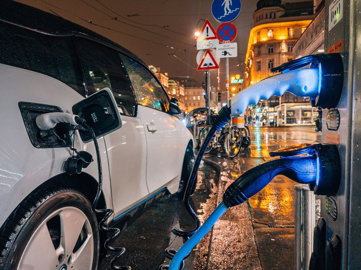 Elektrische auto die laadt